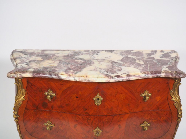 Commode de style Louis XV en marqueterie, à décor de fleurs, ornementa