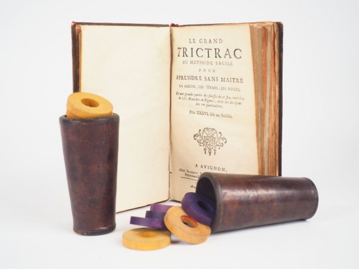 Tableau tric-trac Louis XVI en acajou, plateau amovible en cuir et feu