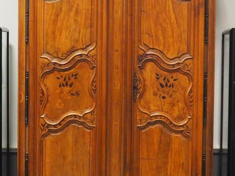 Armoire Louis XIV en noyer et marqueterie à décor d'étoiles, de croix 