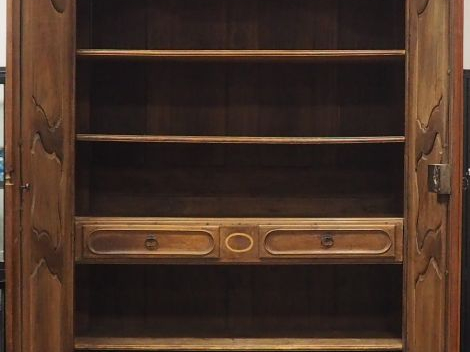 Armoire Louis XIV en noyer et marqueterie à décor d'étoiles, de croix 