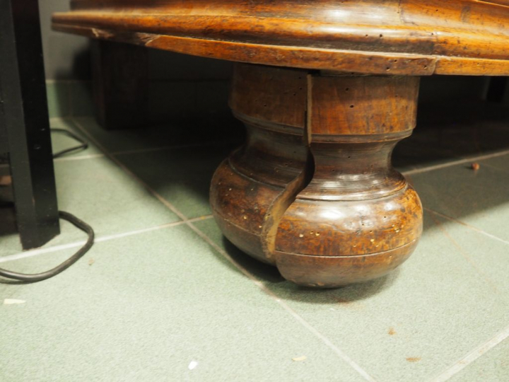 Armoire Louis XIV en noyer et marqueterie à décor d'étoiles, de croix 