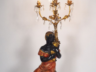 Vente aux enchères Nubien porte-torchère en bois sculpté polychrome et tôle dorée, éclair