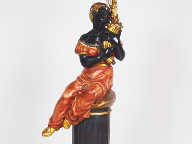 Nubien porte-torchère en bois sculpté polychrome et tôle dorée, éclair