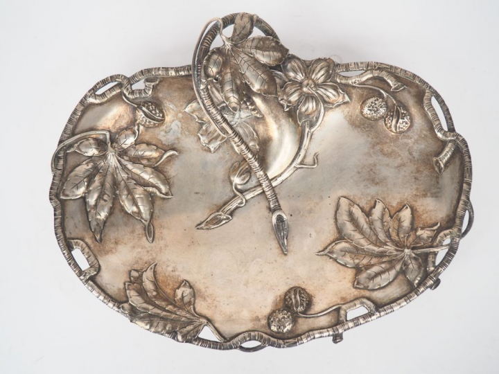 Centre de table de style Art Nouveau en argent, à décor de fleurs, feu