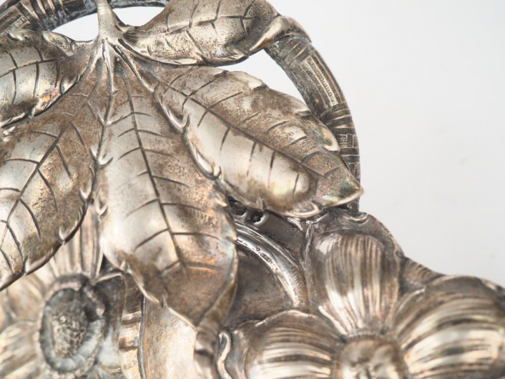 Centre de table de style Art Nouveau en argent, à décor de fleurs, feu
