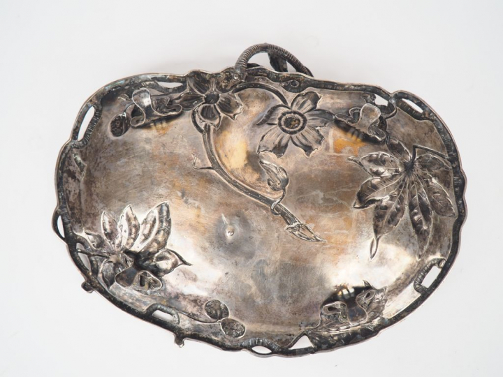 Centre de table de style Art Nouveau en argent, à décor de fleurs, feu