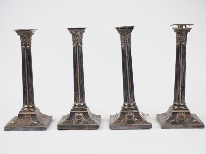 Suite de quatre bougeoirs de style Louis XVI en argent, futs cannelés 