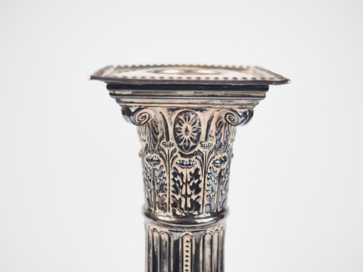 Suite de quatre bougeoirs de style Louis XVI en argent, futs cannelés 