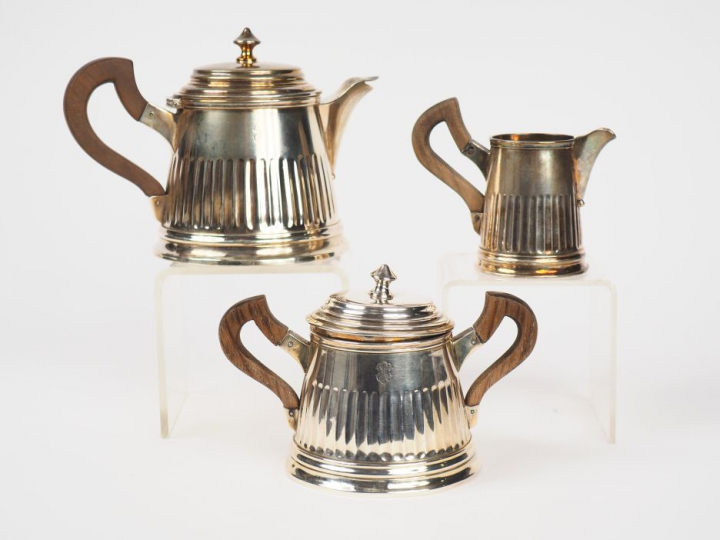 Service égoïste en argent, poinçon Minerve, à décor de cannelures. Com