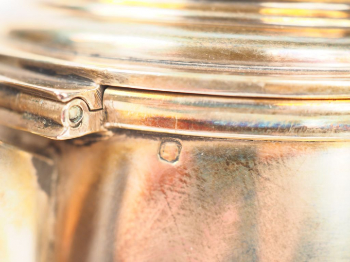 Service égoïste en argent, poinçon Minerve, à décor de cannelures. Com