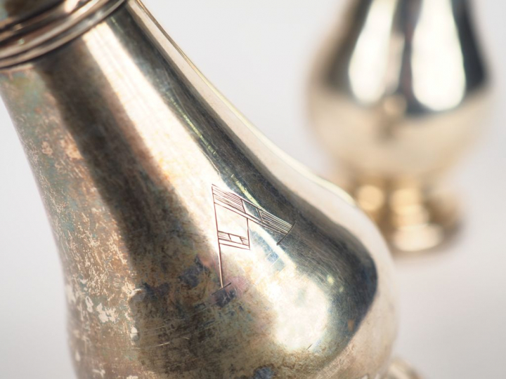 Paire de burettes fin XVIIIème - début XIXème en argent, poinçon au co