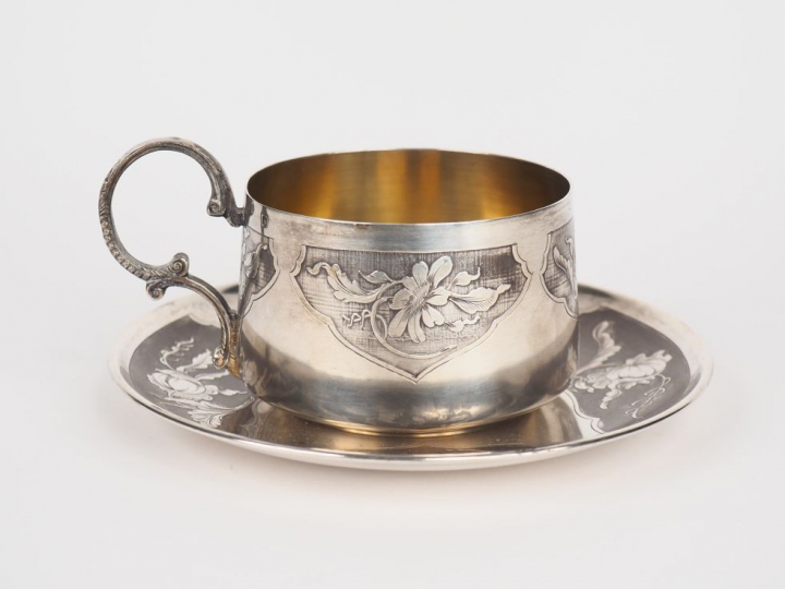 Tasse et sa sous-tasse en argent, poinçon Minerve, à décor de fleurs d