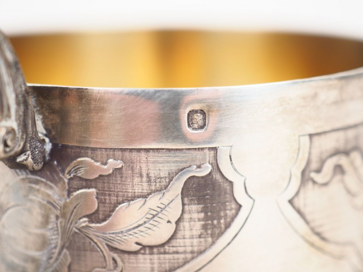 Tasse et sa sous-tasse en argent, poinçon Minerve, à décor de fleurs d