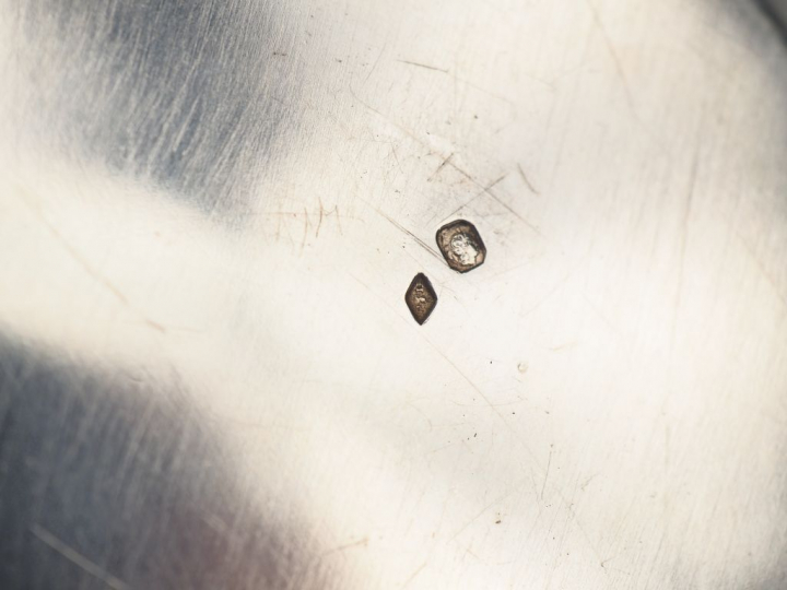 Tasse et sa sous-tasse en argent, poinçon Minerve, à décor de fleurs d