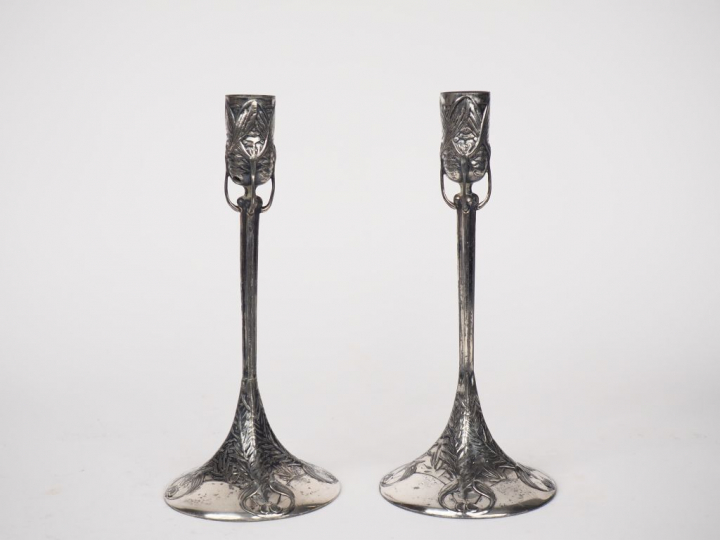 GALLIA.  Paire de bougeoirs de style Art Nouveau en métal argenté. H. 
