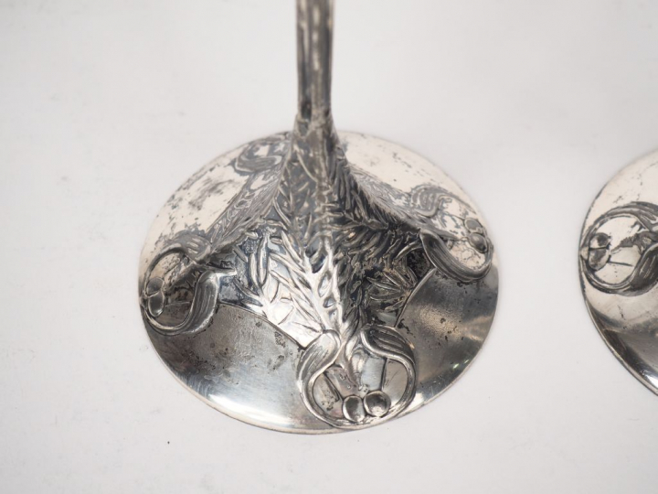 GALLIA.  Paire de bougeoirs de style Art Nouveau en métal argenté. H. 