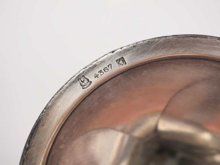 GALLIA.  Paire de bougeoirs de style Art Nouveau en métal argenté. H. 