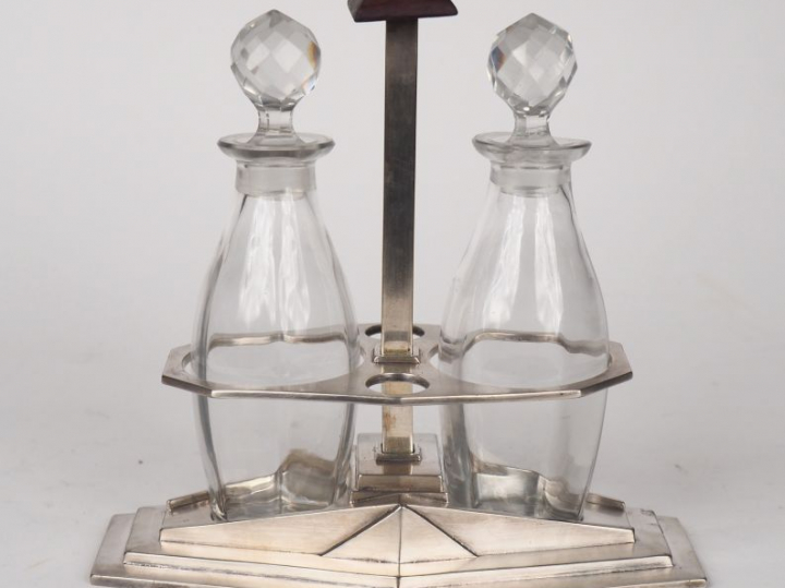 GALLIA. Porte huilier vinagrier en verre et métal argenté. H. 19 cm.