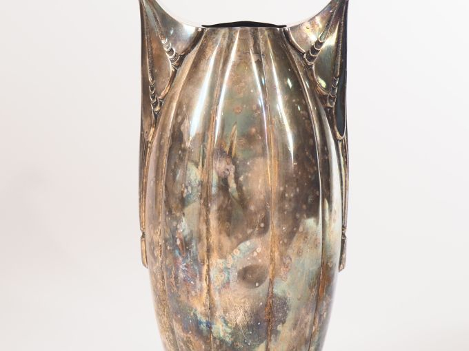 Vase de style Art déco en métal argenté, panse godronnée, anses à enro