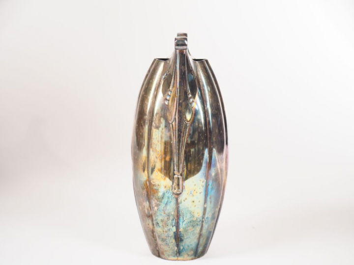 Vase de style Art déco en métal argenté, panse godronnée, anses à enro