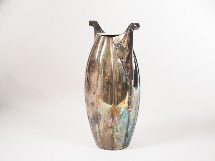 Vase de style Art déco en métal argenté, panse godronnée, anses à enro