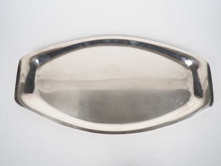 WISKEMANN. Grand plat en métal argenté. Signé. Diam. 56 x 30 cm.