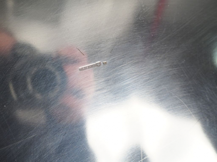 WISKEMANN. Grand plat en métal argenté. Signé. Diam. 56 x 30 cm.