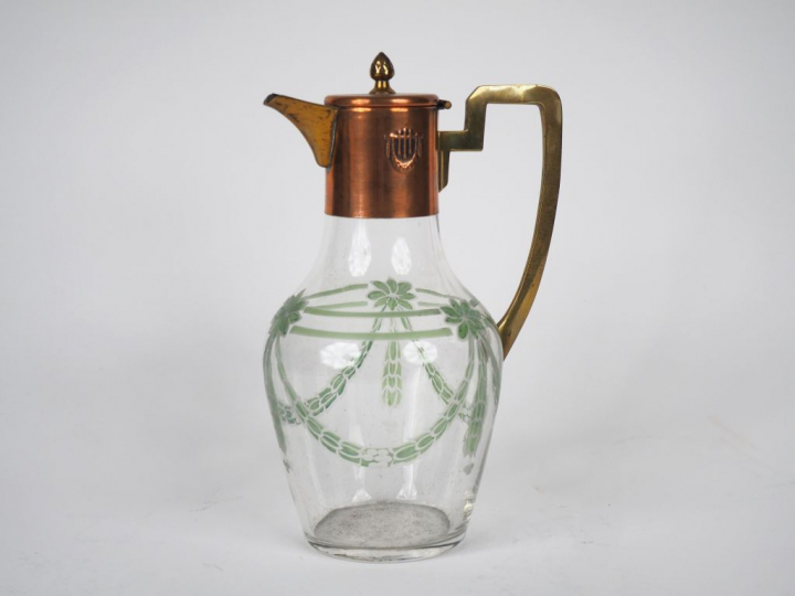 WMF. (attribué à) Pichet en verre, laiton et cuivre. H. 24,5 cm.