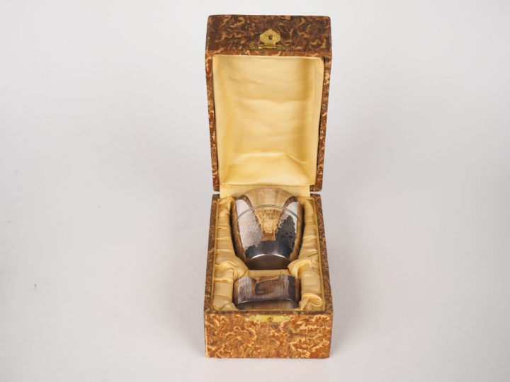 CHRISTOFLE. Timbale et rond de serviette de style Art Déco en métal ar