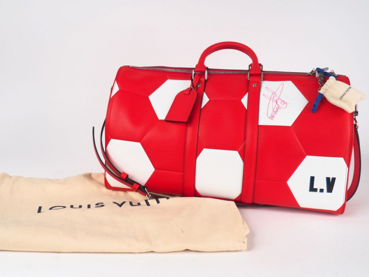 Louis VUITTON.  Sac KEEPAL (Ed limitée FIFA WORLD CUP 2018) avec dédic