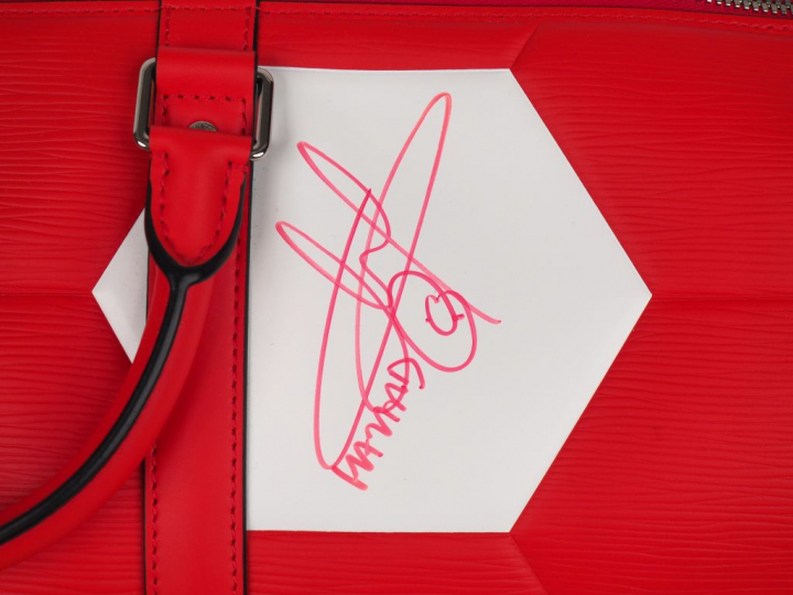 Louis VUITTON.  Sac KEEPAL (Ed limitée FIFA WORLD CUP 2018) avec dédic