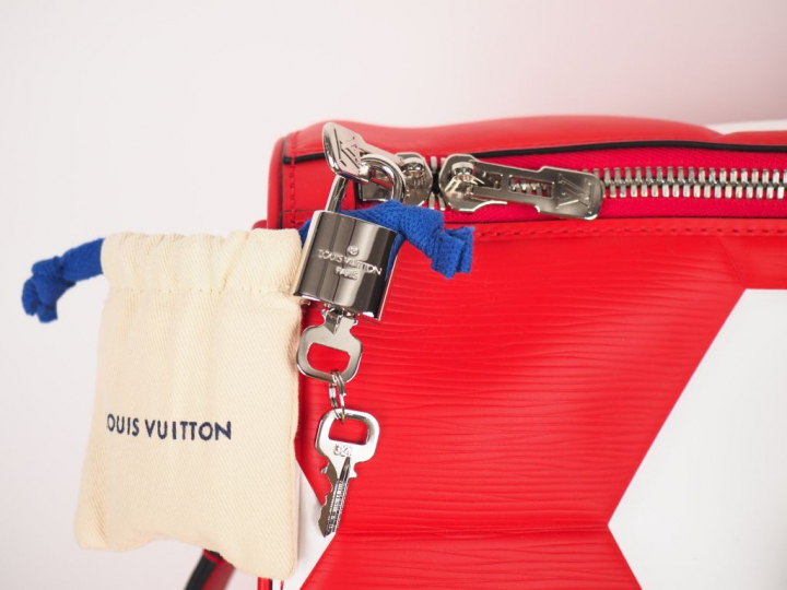 Louis VUITTON.  Sac KEEPAL (Ed limitée FIFA WORLD CUP 2018) avec dédic