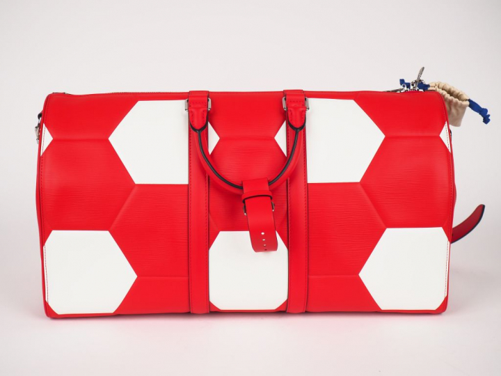 Louis VUITTON.  Sac KEEPAL (Ed limitée FIFA WORLD CUP 2018) avec dédic