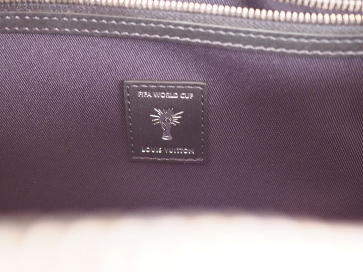 Louis VUITTON.  Sac KEEPAL (FIFA WORLD CUP 2018) Edition limitée pour 