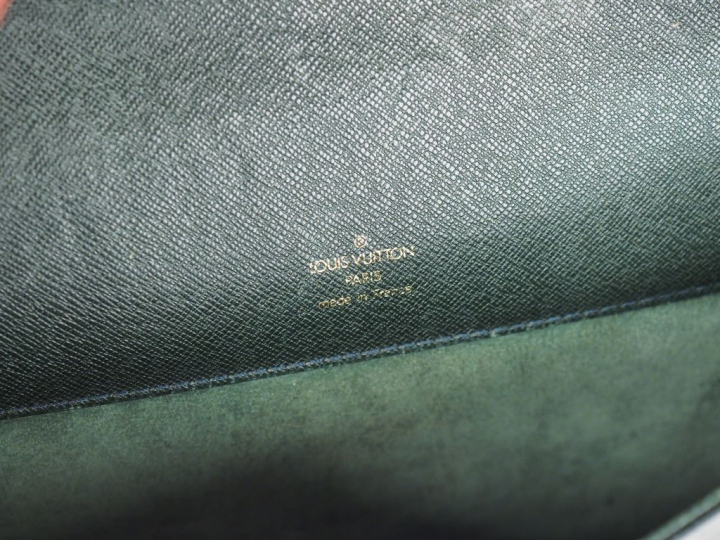Louis VUITTON.  Porte-document « robusto » un  soufflet. Poche plate e