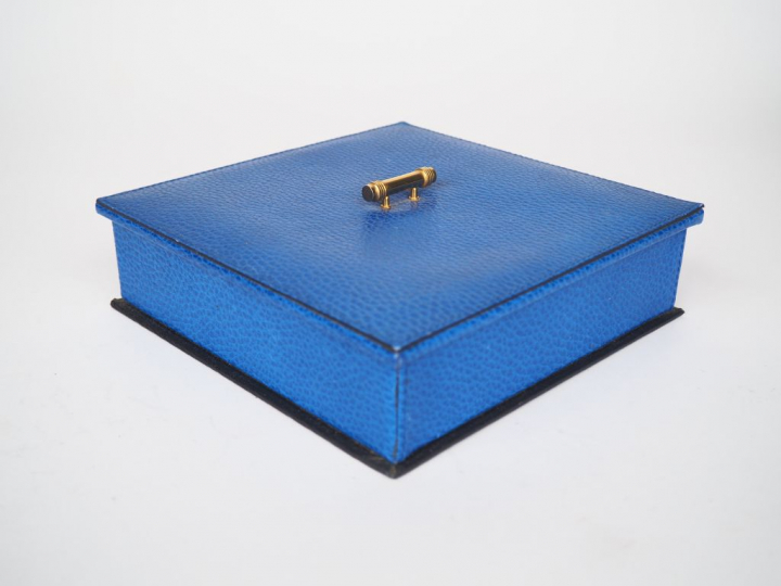 Christian DIOR. Boite à bijoux de forme carrée en cuir bleu. Intérieur