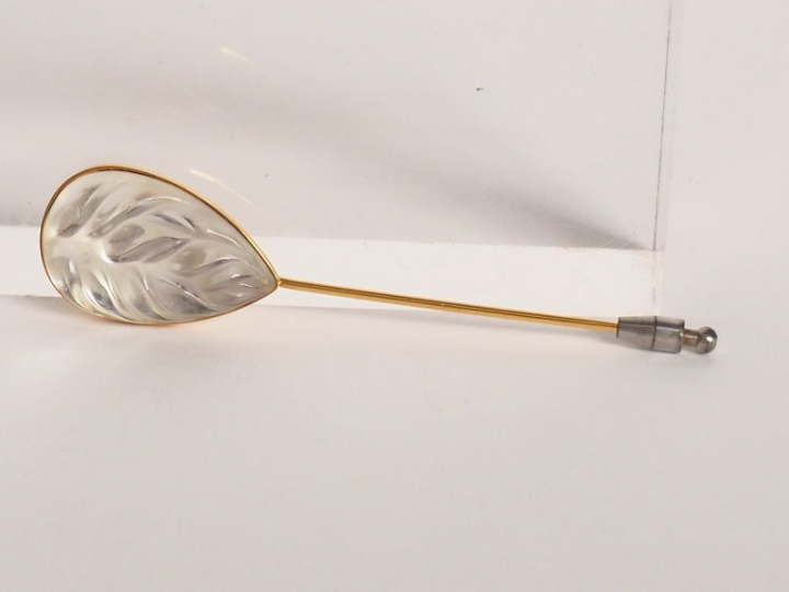 LALIQUE, France. Epingle à chapeau en verre ou cristal translucide et 