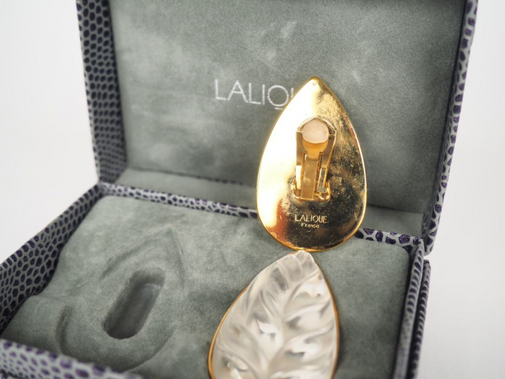 LALIQUE, France. Paire de clips d’oreilles en verre ou cristal translu