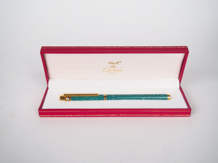 CARTIER, Must de. Stylo plume en laque vert marbré, plume en or jaune.