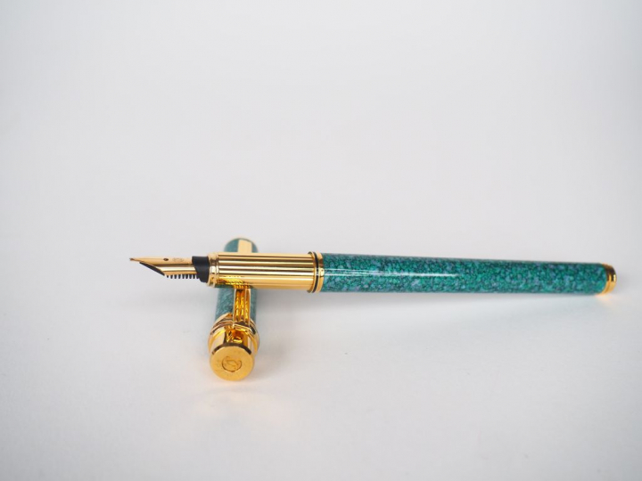 CARTIER, Must de. Stylo plume en laque vert marbré, plume en or jaune.