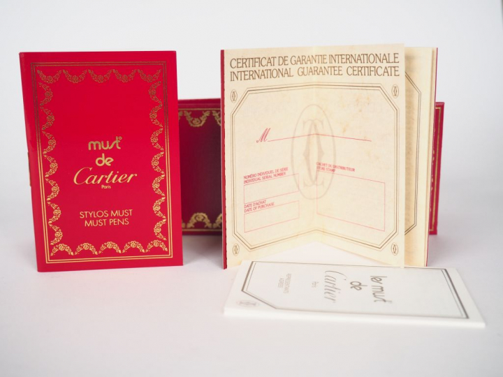 CARTIER, Must de. Stylo plume en laque vert marbré, plume en or jaune.