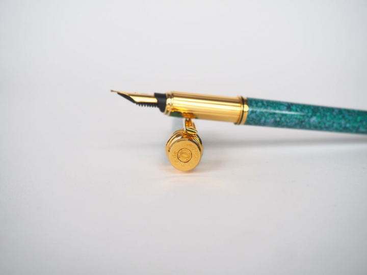 CARTIER, Must de. Stylo plume en laque vert marbré, plume en or jaune.