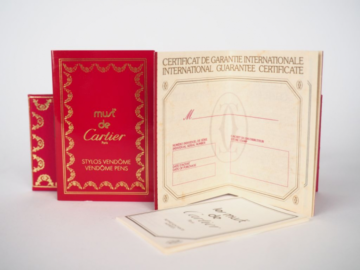 CARTIER, Must de. Stylo bille en résine noir et plaqué or.  Signé. Num