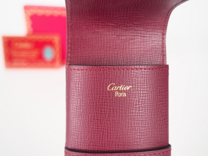 CARTIER.  Etui en cuir bordeaux. Fermeture à rabat.  Monogramme de la 