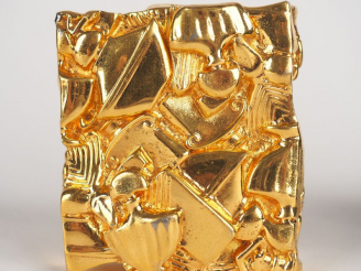 Vente aux enchères GUERLAIN. Presse-papier en plaqué or, à décor des flacons de parfum le