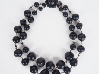 Vente aux enchères Gérard DAREL. Collier double rangs en perles de verre noir.  Dans sa h