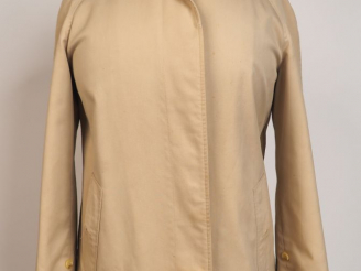 Vente aux enchères BURBERRY.  Trench.  (quelques taches)