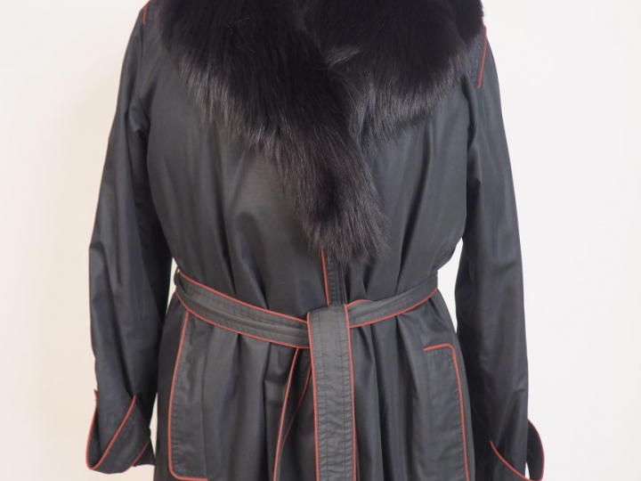 YVES SAINT LAURENT.  Manteau/trench. Taille 44, fourrure amovible. (qu