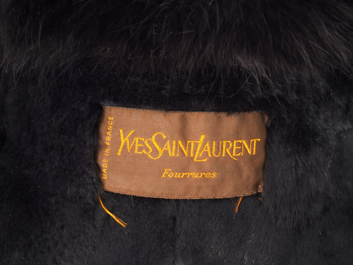 YVES SAINT LAURENT.  Manteau/trench. Taille 44, fourrure amovible. (qu