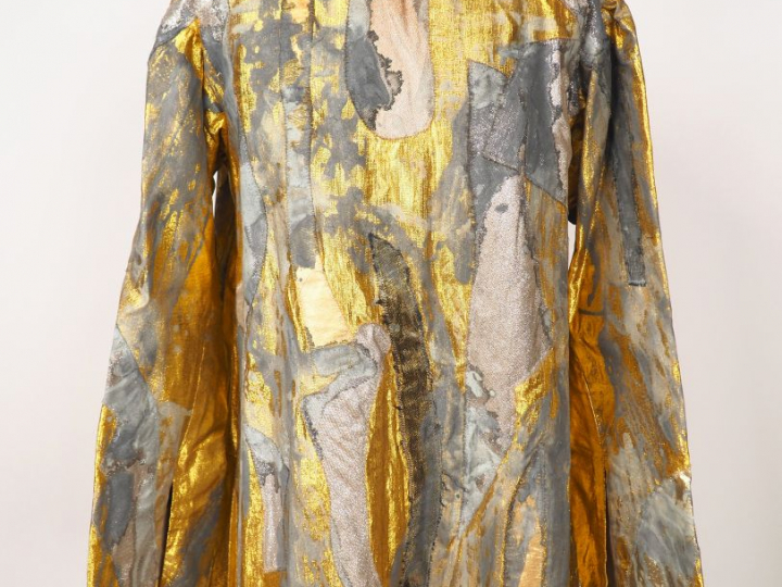 Robe brodée de fils d’or. Cette tenue qui fait partie de la collection